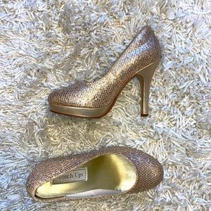 Metallic gold pumps